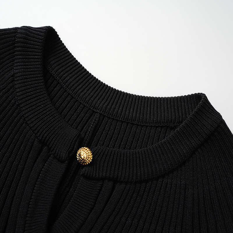 2026 new designer heavy craftsmanship solid color design gold button chest hollow short sleeved knitted pleated skirt