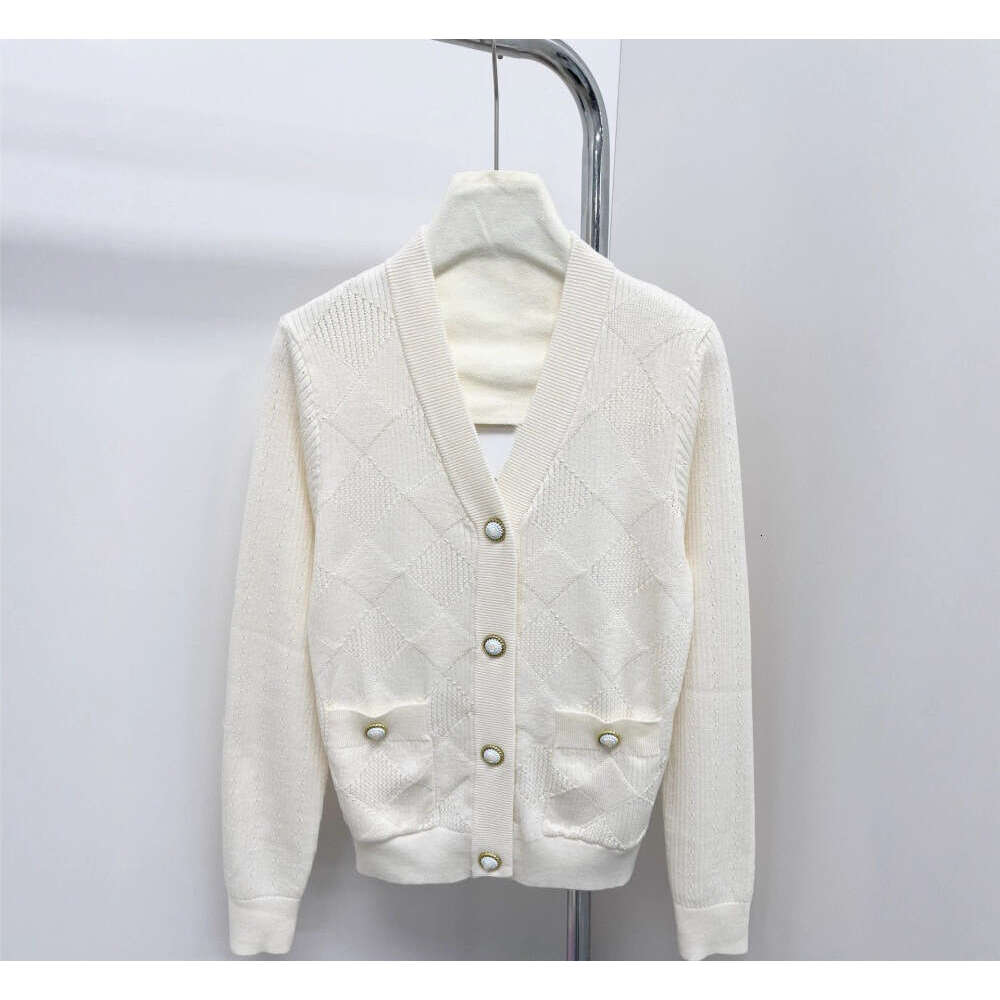 2026 Autumn New French Social Style Diamond Jacquard Elegant Versatile Knitted Cardigan for Women