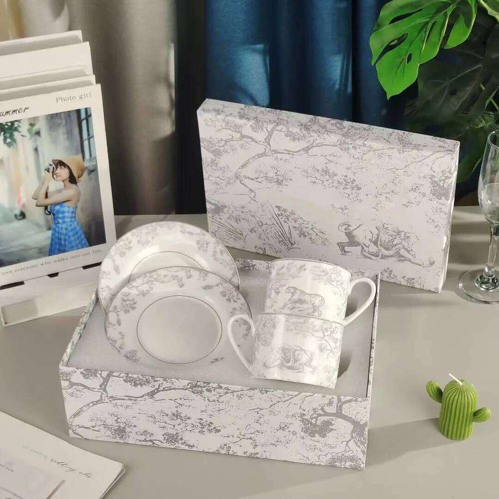 European Luxury Home Bone China and Saucer Afternoon Best Friend Red Gift Coffee Mugs Tea Cup Set 26W0211