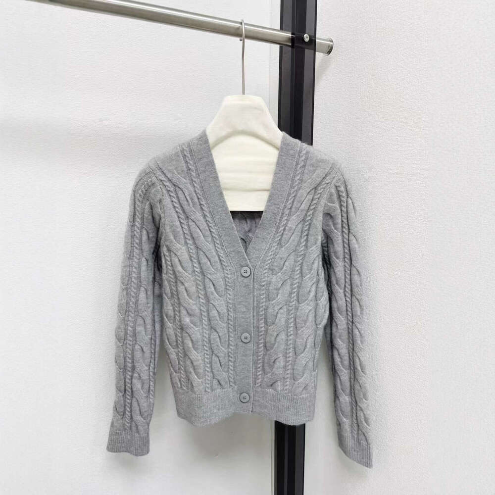 Designer's V-neck 3D knitted cardigan wool sweater for autumn and winter 2025, new casual and simple women's sports jacket