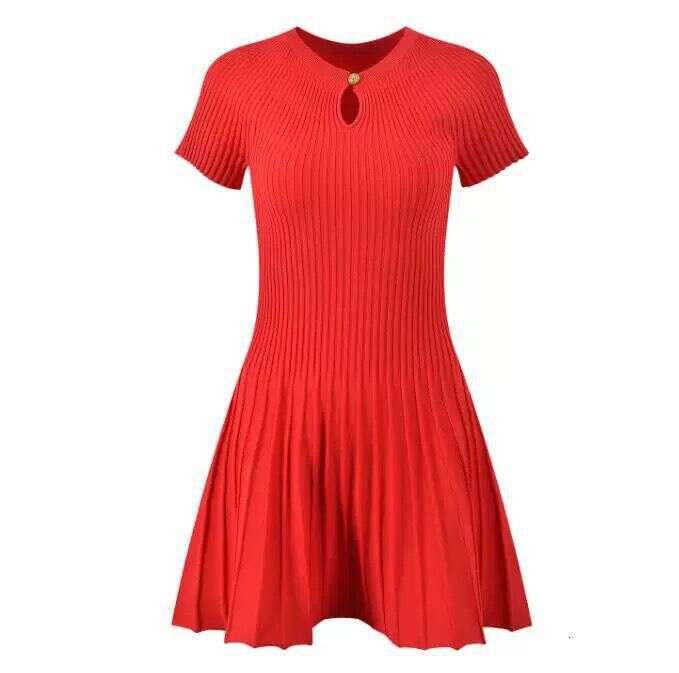 2026 new designer heavy craftsmanship solid color design gold button chest hollow short sleeved knitted pleated skirt