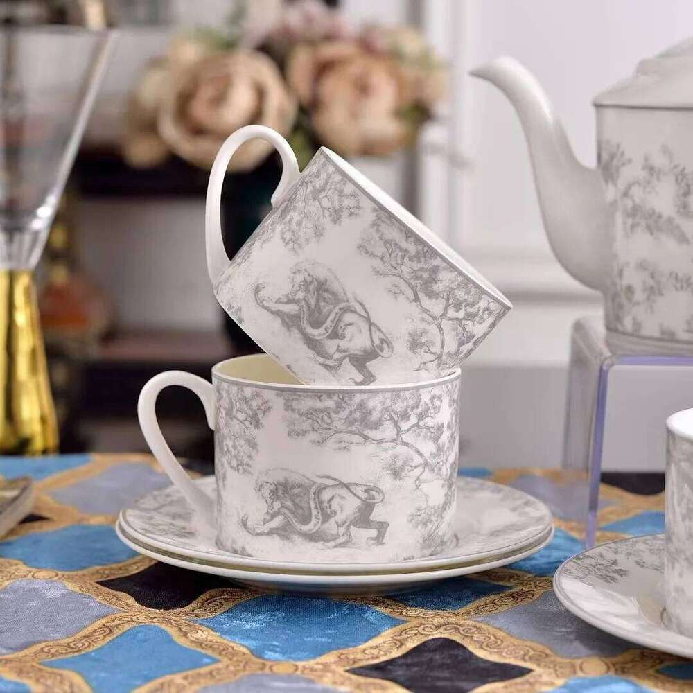 European Luxury Home Bone China and Saucer Afternoon Best Friend Red Gift Coffee Mugs Tea Cup Set 26W0211