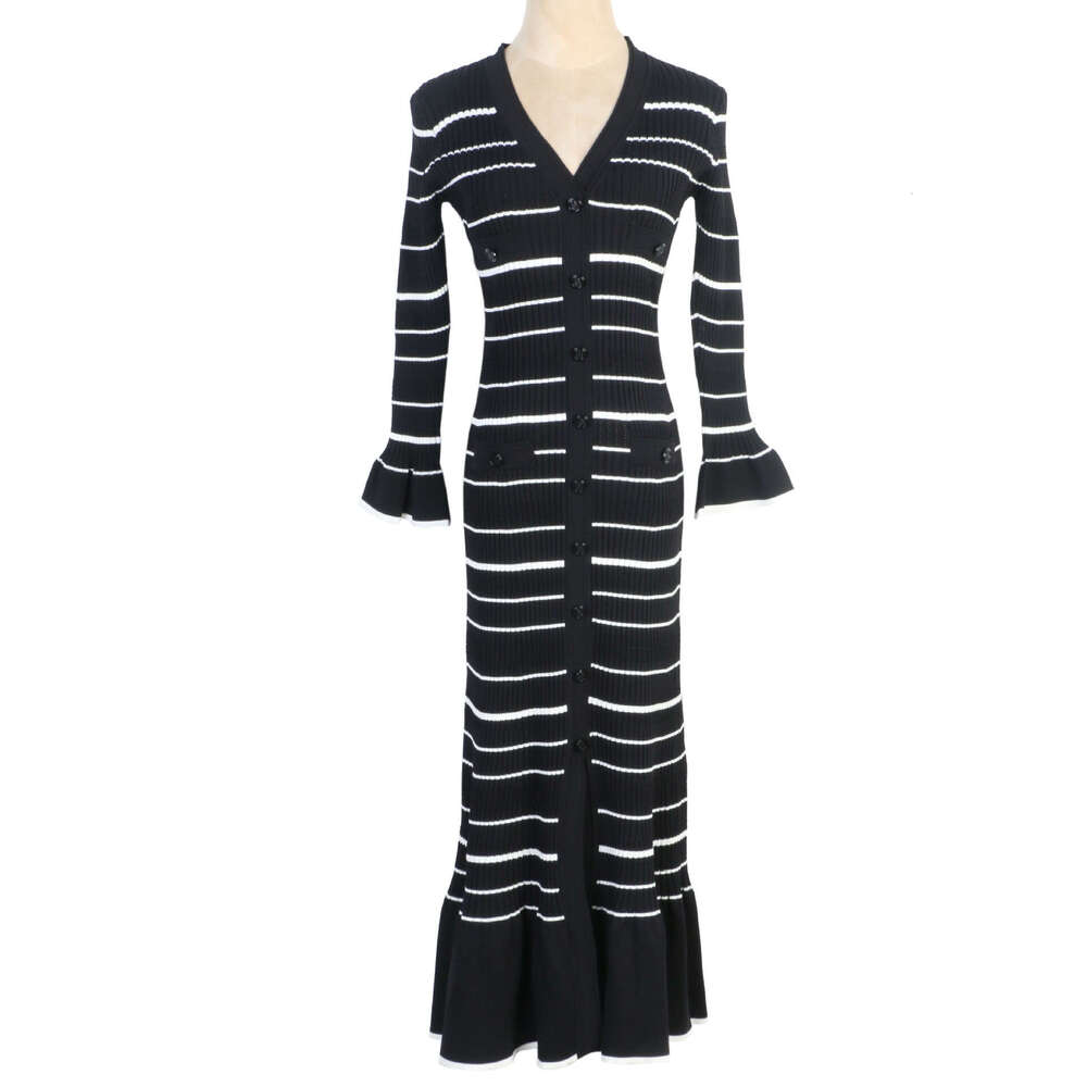 2026 designer French black and white striped V-neck pleated flared sleeves knitted elegant long skirt women's clothing