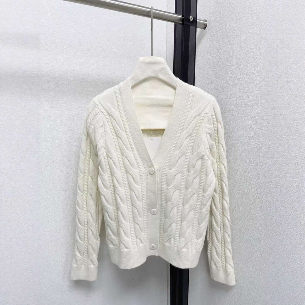 Designer's V-neck 3D knitted cardigan wool sweater for autumn and winter 2025, new casual and simple women's sports jacket