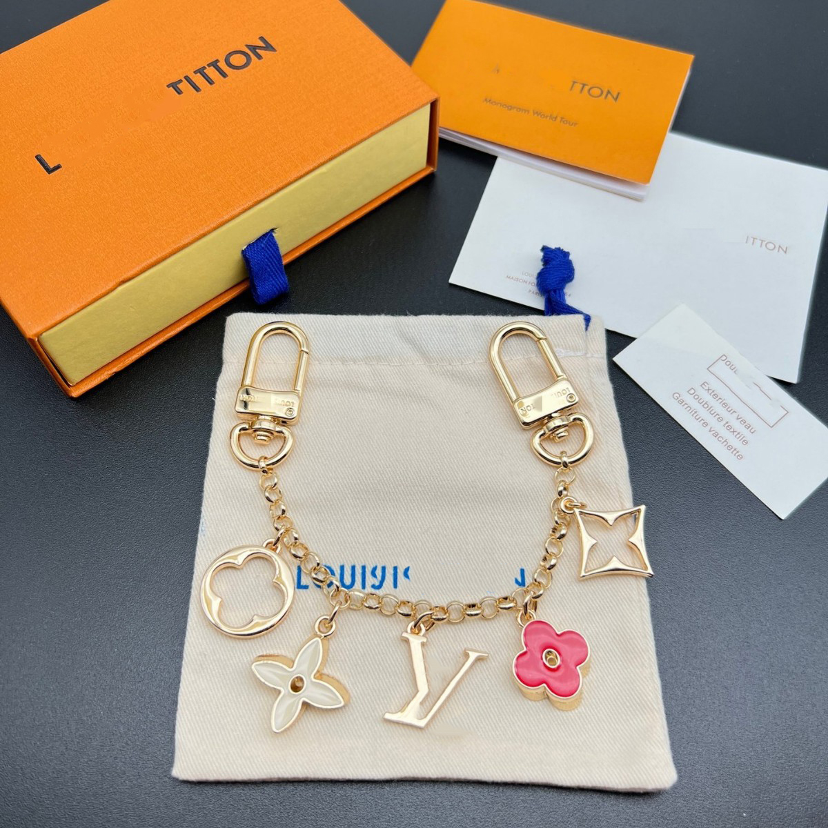 Four leaf clover metal bag hanging decoration heavy industry pattern round brand car key pendant keychain