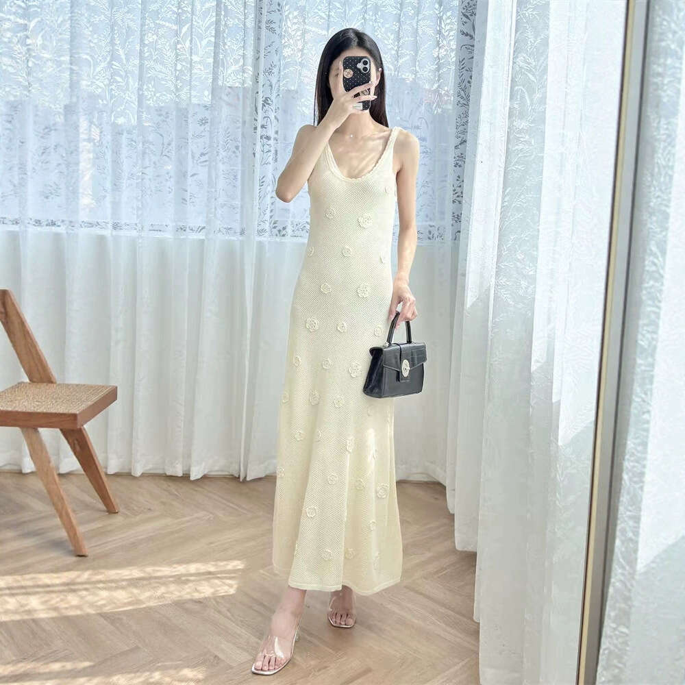 2026 spring/summer French style small fragrance three-dimensional flower crochet hook hollow knitted backless suspender dress for women