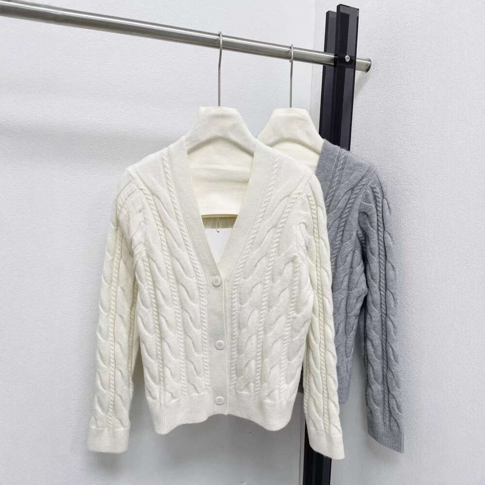 Designer's V-neck 3D knitted cardigan wool sweater for autumn and winter 2025, new casual and simple women's sports jacket