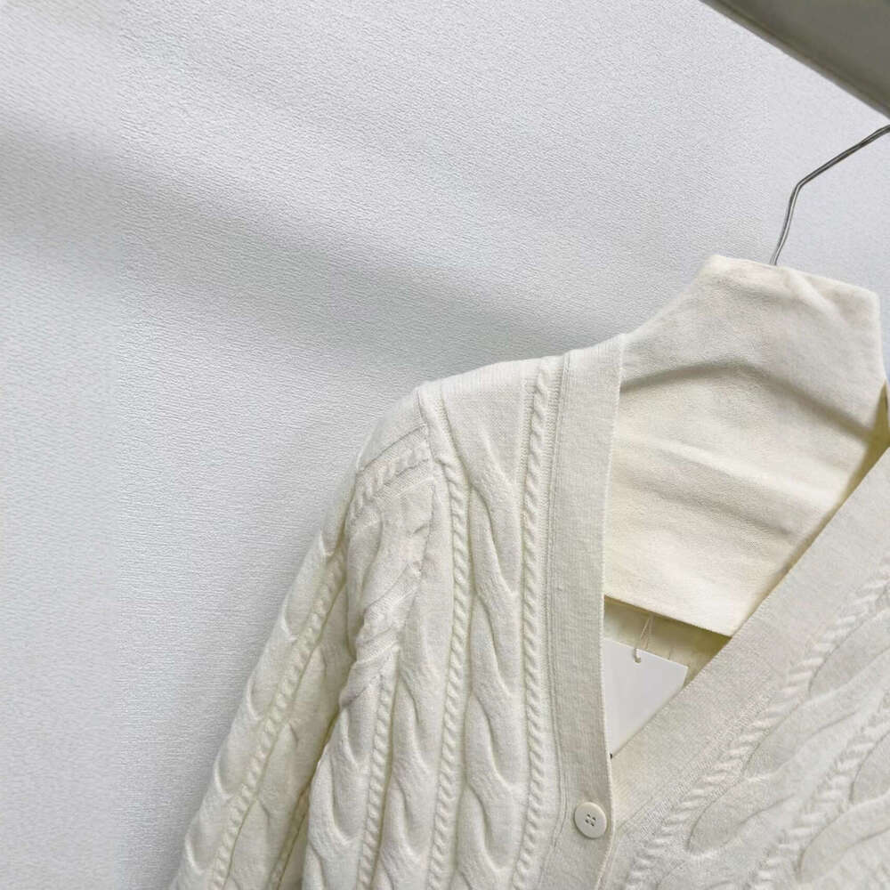 Designer's V-neck 3D knitted cardigan wool sweater for autumn and winter 2025, new casual and simple women's sports jacket