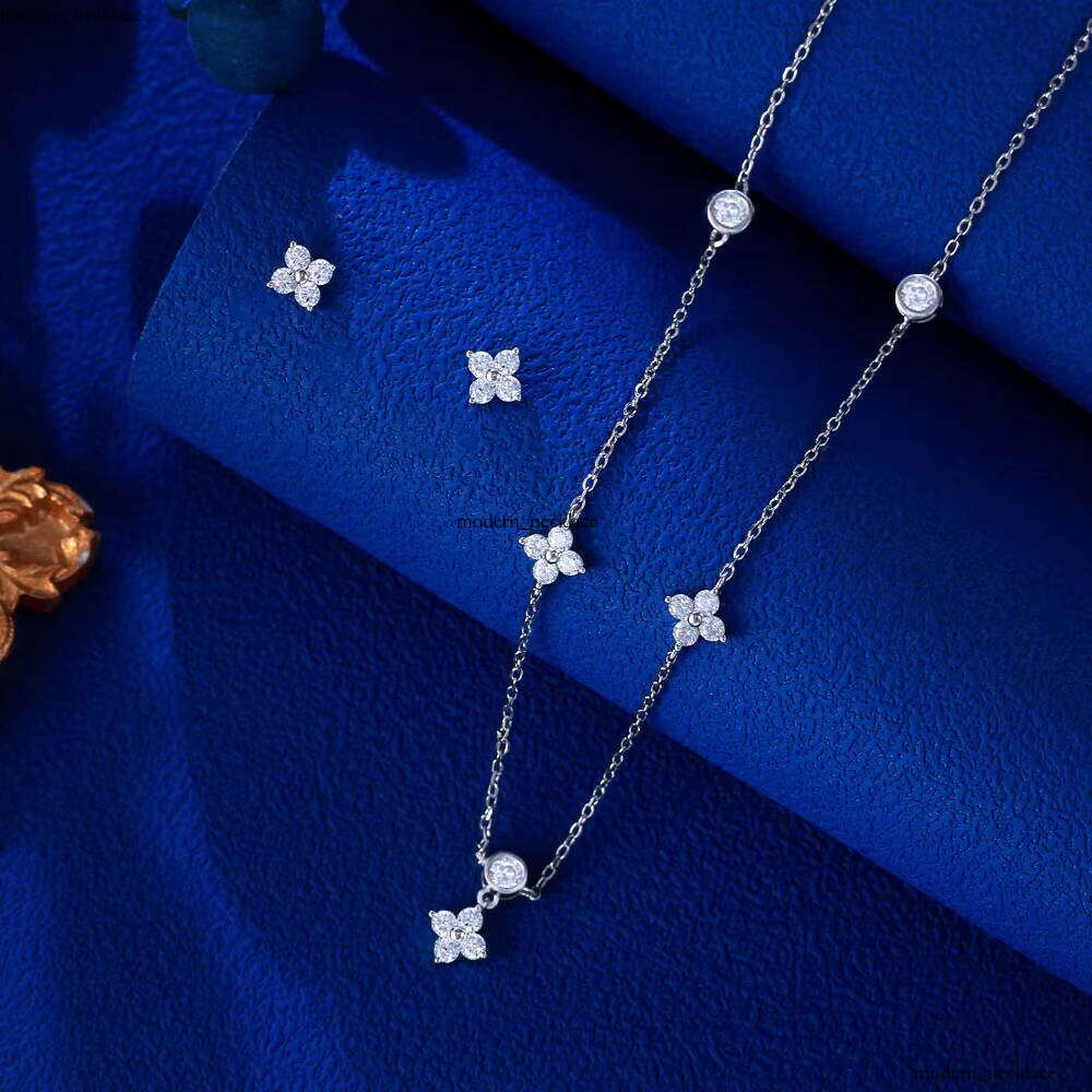 Shiny White Flower-Shaped VVS Moissanite S925 Sterling Silver Jewelry Set Suitable for Women to Wear on Dates, Birthdays, and Valentine's Day Gif