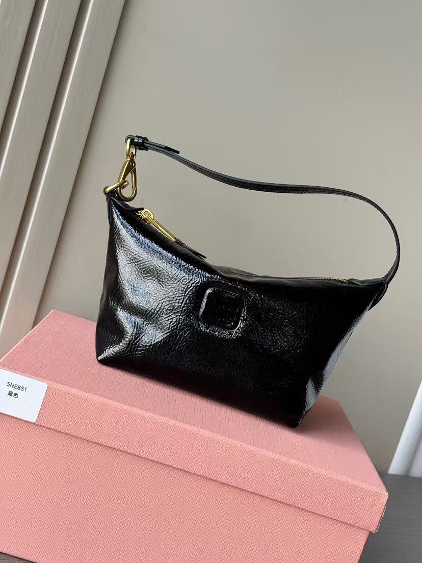 Designer makeup bag Shoulder Bags Women Love shaped bag Handbag leather Messenger Underarm Bag Lady Purse new style summer travel Letter Cosmetic bagss.