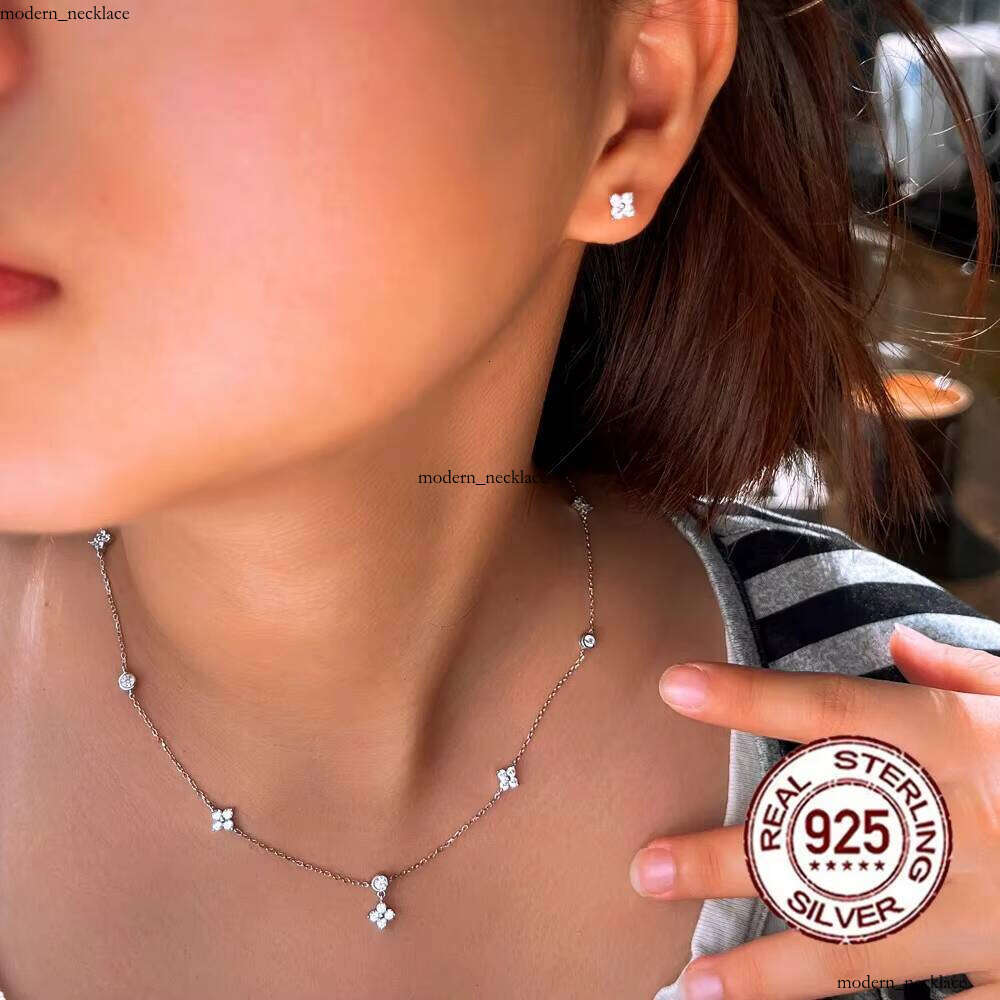 Shiny White Flower-Shaped VVS Moissanite S925 Sterling Silver Jewelry Set Suitable for Women to Wear on Dates, Birthdays, and Valentine's Day Gif