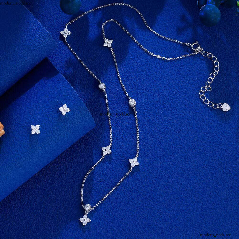 Shiny White Flower-Shaped VVS Moissanite S925 Sterling Silver Jewelry Set Suitable for Women to Wear on Dates, Birthdays, and Valentine's Day Gif