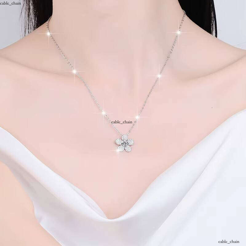 Premium Fashion Simple S925 Sterling Silver Flower-Shaped Diamond Pendant Necklace VVs1 Moissanite Jewelry Holiday Gift