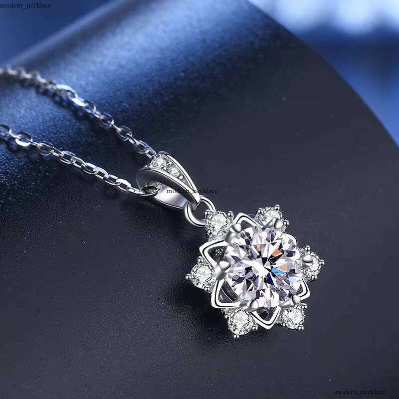 Fashion Jewelry 925 Sterling Silver Snowflake Shape 1 CT VVS Moissanite Pendant Necklace for Women