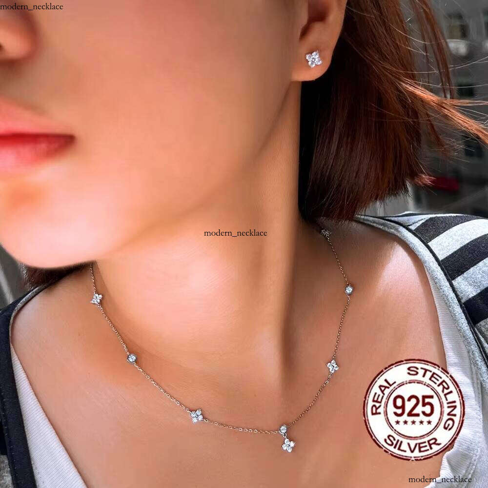 Shiny White Flower-Shaped VVS Moissanite S925 Sterling Silver Jewelry Set Suitable for Women to Wear on Dates, Birthdays, and Valentine's Day Gif