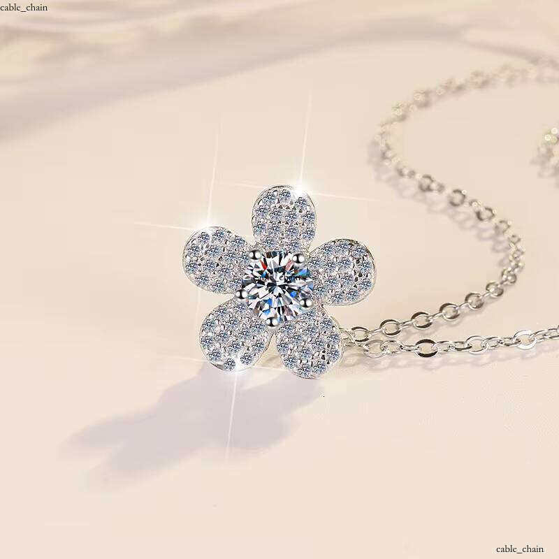 Premium Fashion Simple S925 Sterling Silver Flower-Shaped Diamond Pendant Necklace VVs1 Moissanite Jewelry Holiday Gift