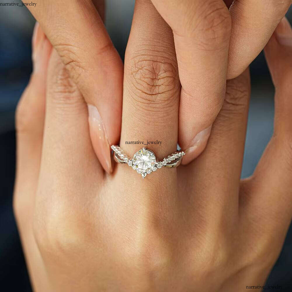 Manufacturer Price Silicon Stone Wedding Ring Halo VVS 0.5ct 1ct Round VVS Moissanite V Design 925 Silver, with Women's Gra Certificate