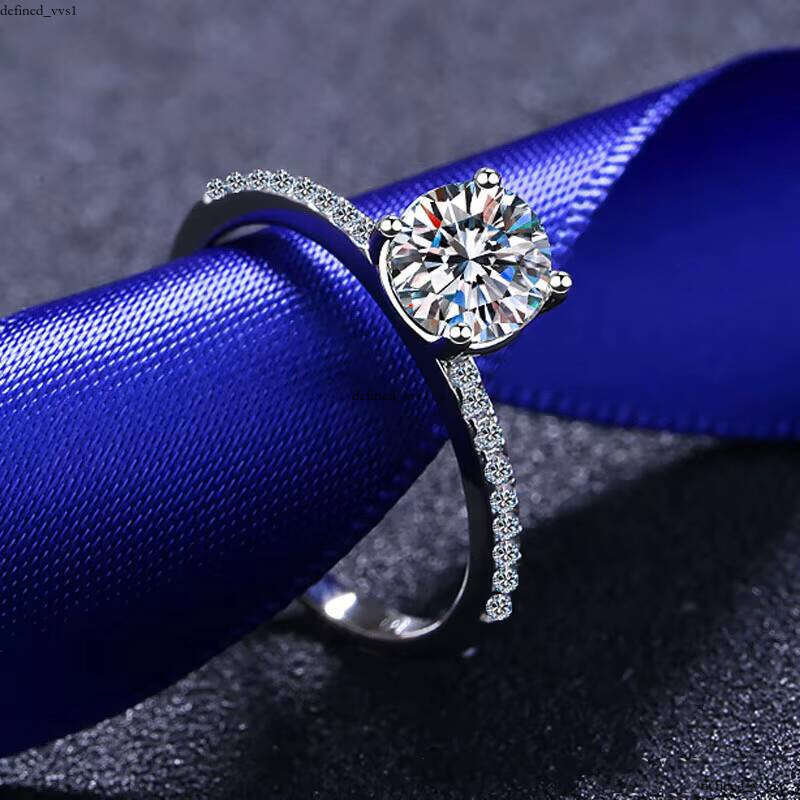 New 925 Sterling Silver Platinum Plated Mozambique Four-Prong Classic Style VVS Moissanite Jewelry Silicon Stone Wedding Ring