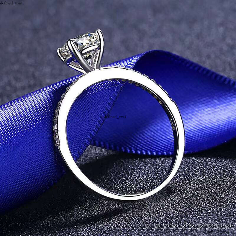New 925 Sterling Silver Platinum Plated Mozambique Four-Prong Classic Style VVS Moissanite Jewelry Silicon Stone Wedding Ring