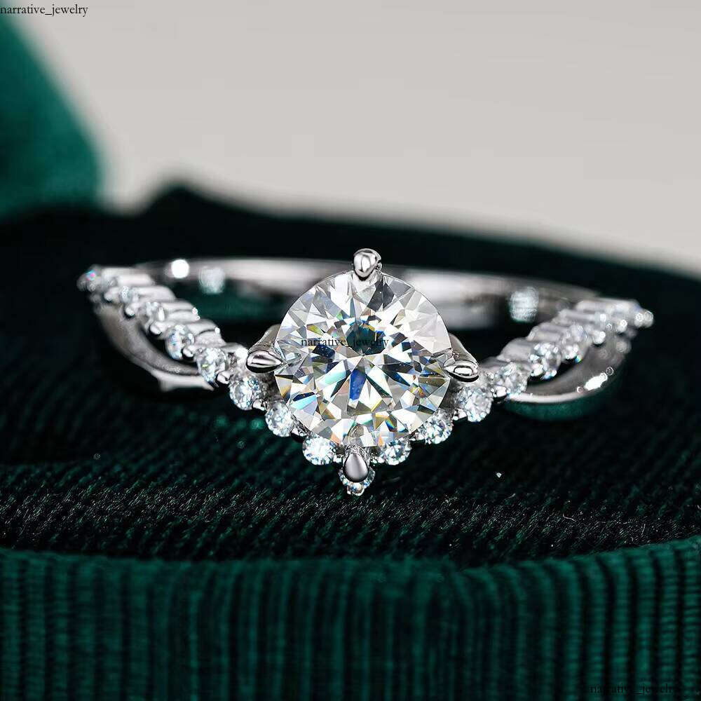 Manufacturer Price Silicon Stone Wedding Ring Halo VVS 0.5ct 1ct Round VVS Moissanite V Design 925 Silver, with Women's Gra Certificate