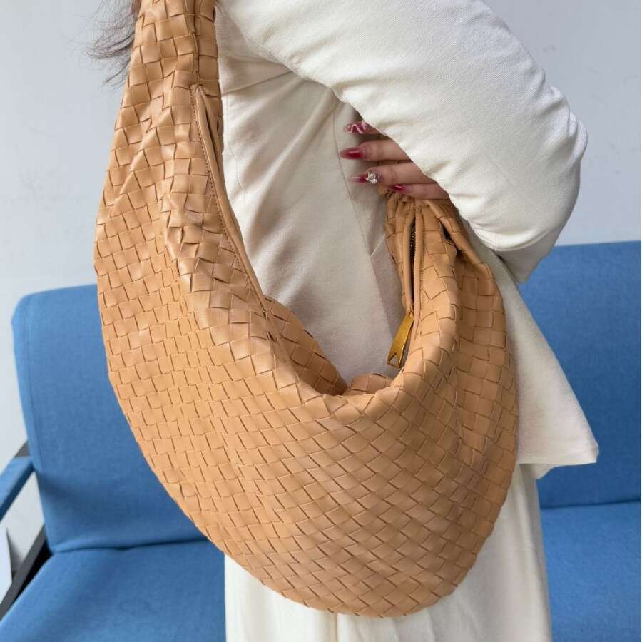2026 Cross-Border New Woven High-Quality Fashion Handbag Niche Design Single Shoulder Crossbody Horn Bag Trendy Style