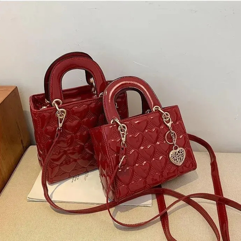 2025 NEW Evening Bags Heart Embossed fashion lady bag Designer Leisure Handbags Chic Luxury Patent Leather Small Shoulder Messenger Purses treWomen Handbag d b