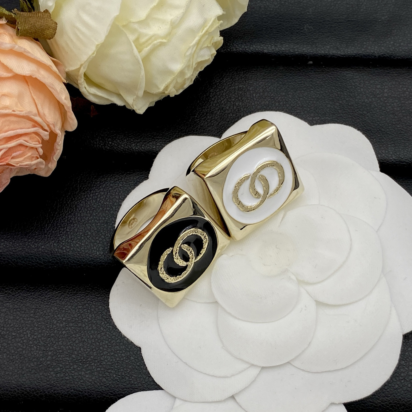 Classic Black White Letter Ring Pearl Round Band Rings Fashion Fine Finger Ring Luxury 18k Gold Plated Ring for Womens Wedding Jewelry Gifts Material Copper Size:6 7 8