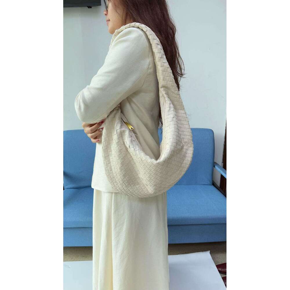 2026 Cross-Border New Woven High-Quality Fashion Handbag Niche Design Single Shoulder Crossbody Horn Bag Trendy Style