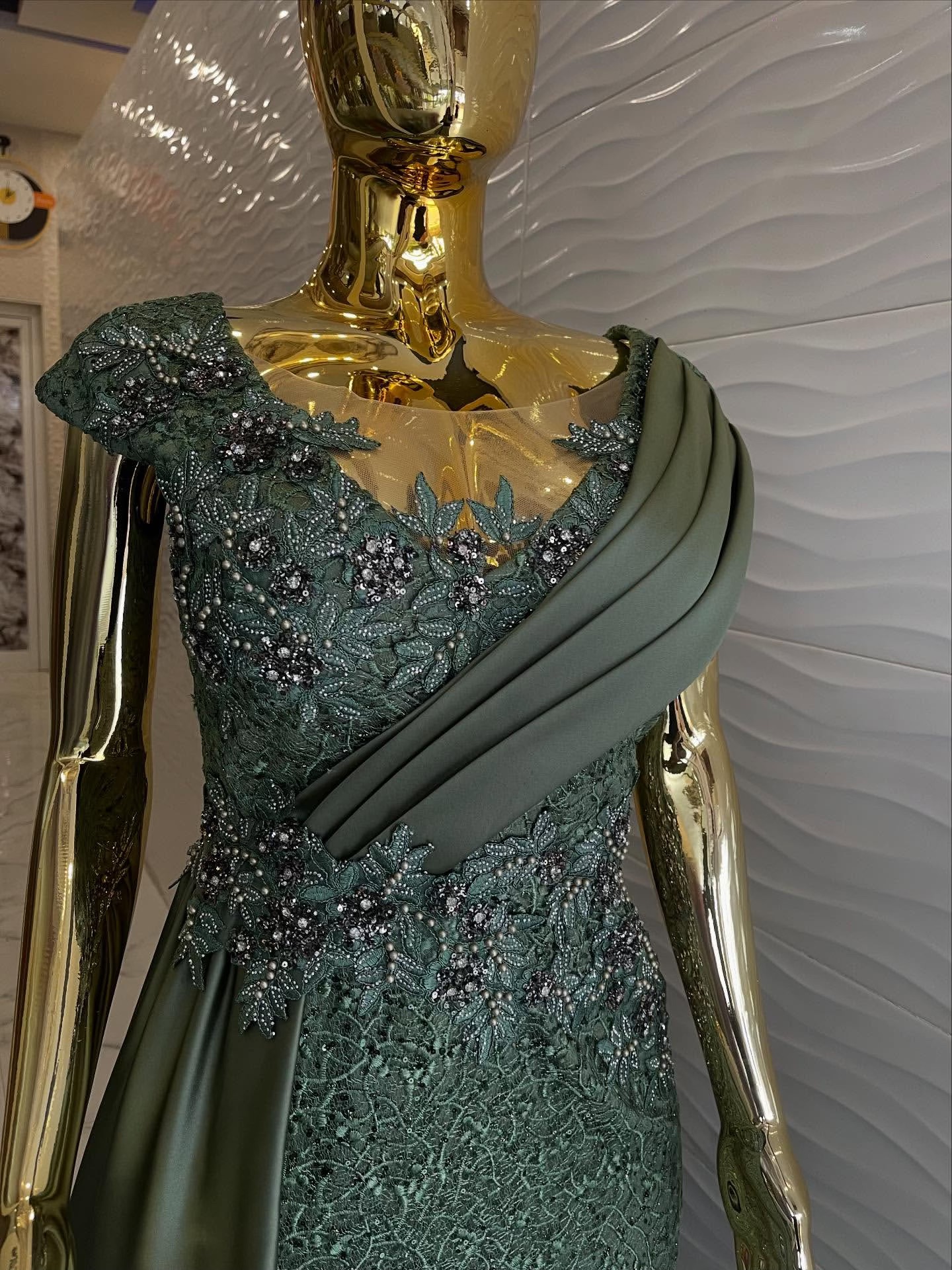 2026 Plus Size Lace Sheath Mother Of Bride Dresses Sheer Neck Crystals High Split Evening Party Mama's Dress Vintage 50's Birthday Wedding G