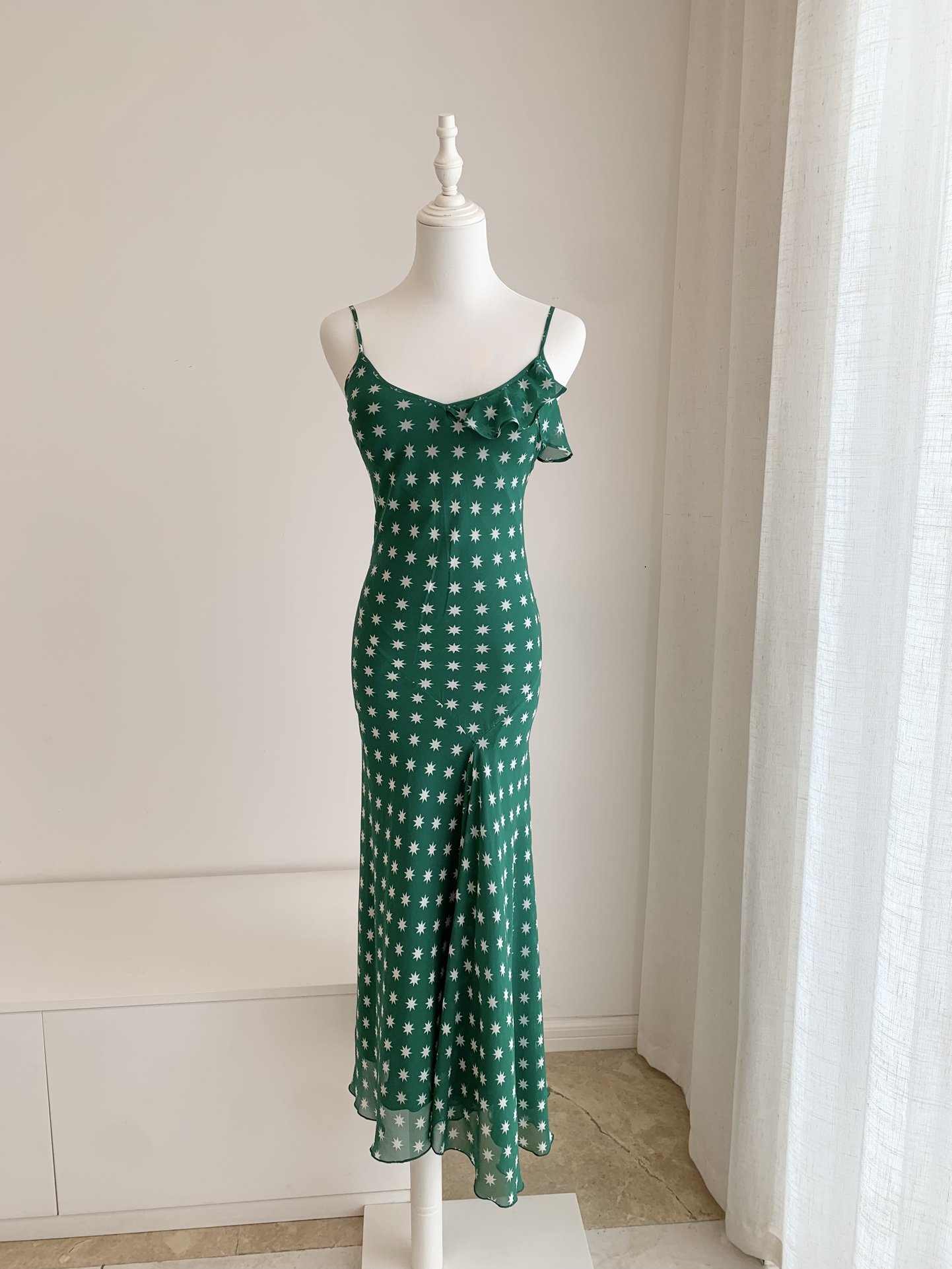 Australian niche designer summer vacation style silk green white star suspender dress, suitable for women who pursue atmosphere, long skirt design