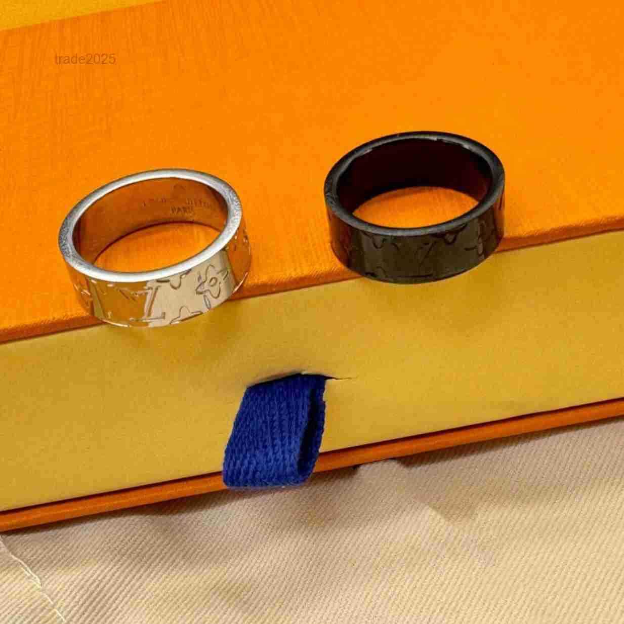 Titanium Steel Brand Designer ring V-letter Ring Clover Classic Couple Four Leaf Pattern Pair Rings Love Letter Band Rings