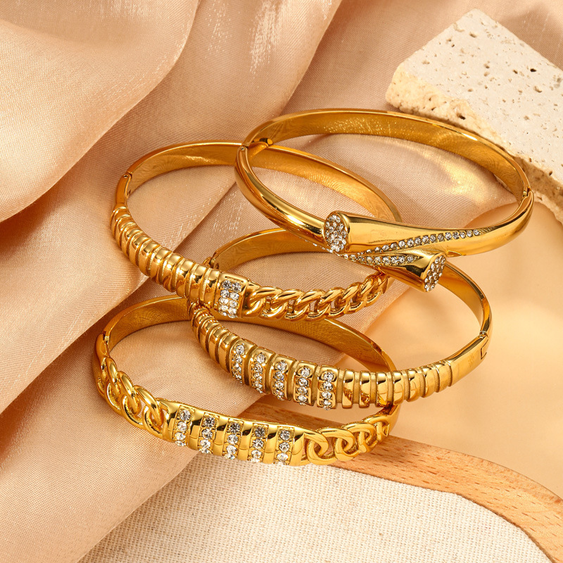 Designer Jewelry And Cross Border Hot Selling Wholesale Women's High End Non Fading Jewelry Women's Gold Luxury Bracelet Titanium Steel Brac