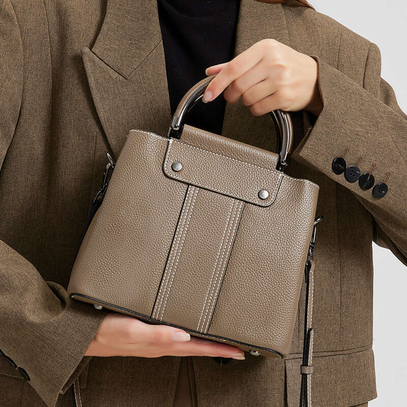 Luxury Shoulder Bags Totes Cross Border Genuine Leather Women S New Model Top Layer Cowhide Shoulder Crossbody Handbag Large Capacity Simple Fashion B