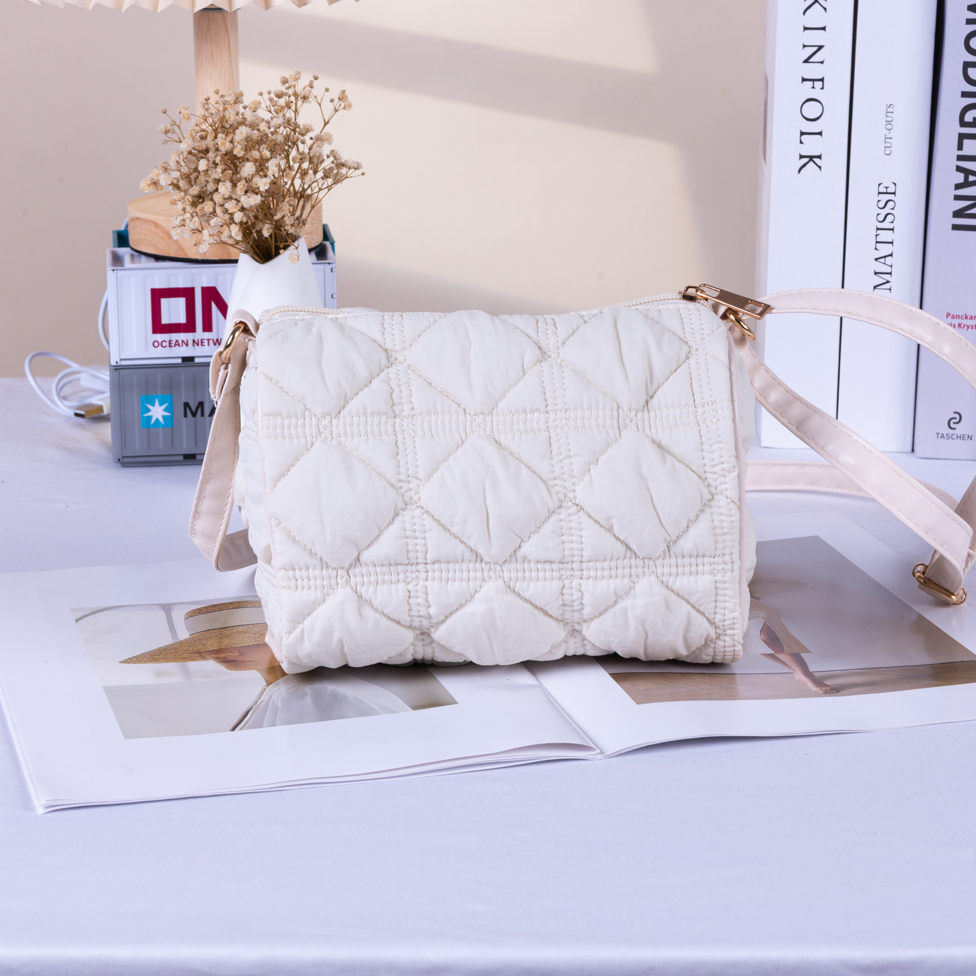 BU01 Elegant Lightw… - image