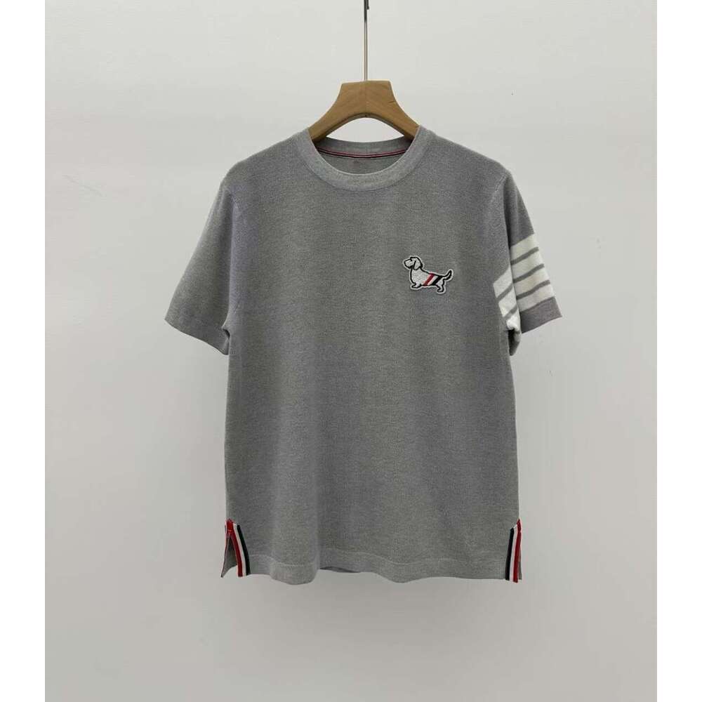 2025 Summer College Style Short-Sleeve Knit T-Shirt With Hem Slit, Dog Embroidery, Four Stripes, And Round Neck