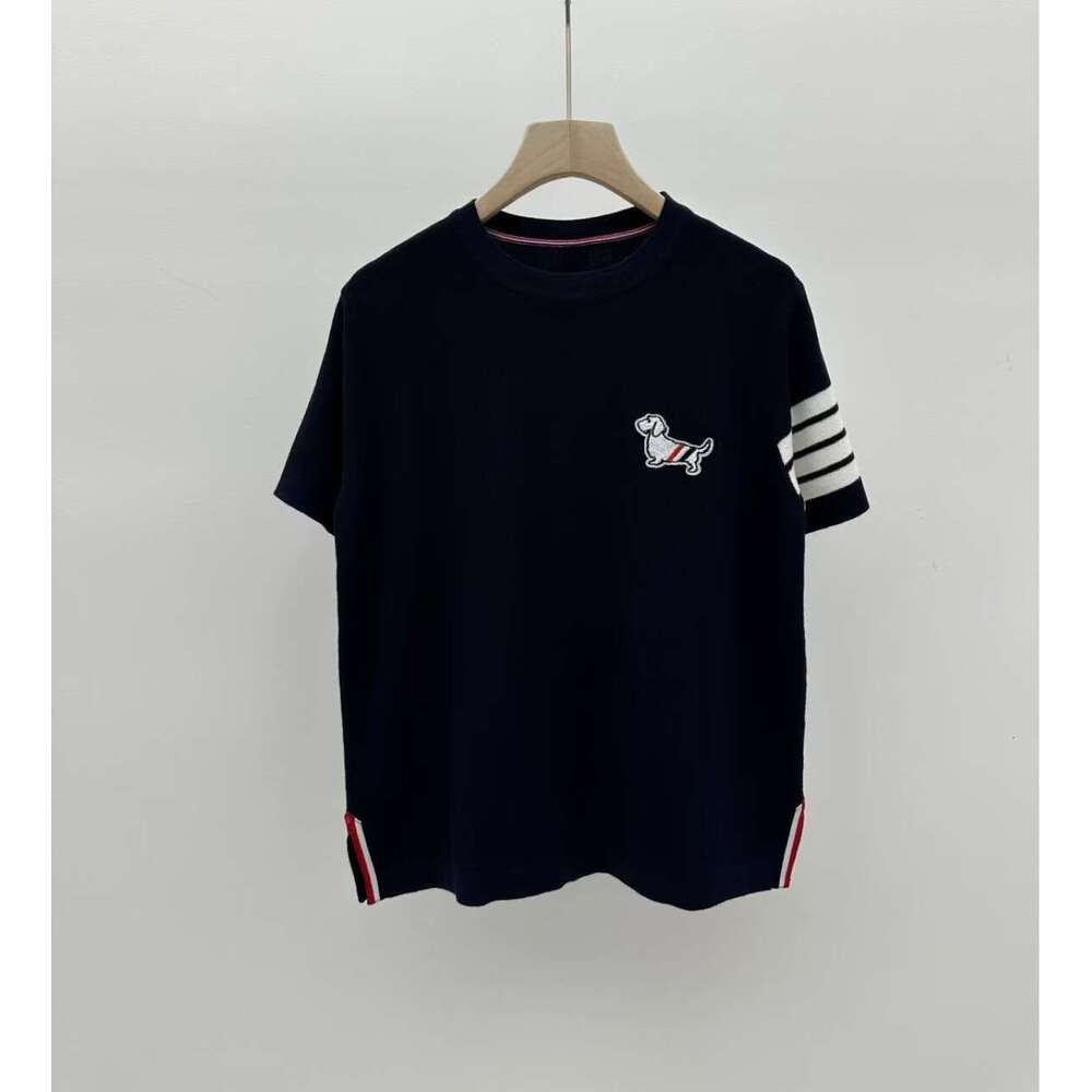 2025 Summer College Style Short-Sleeve Knit T-Shirt With Hem Slit, Dog Embroidery, Four Stripes, And Round Neck