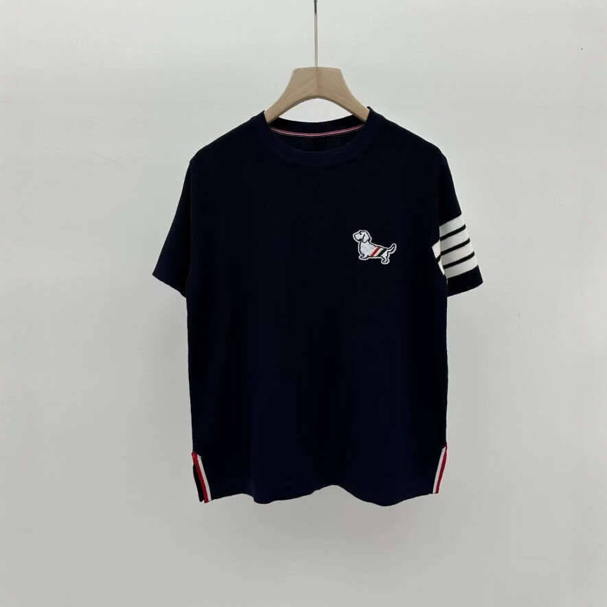 2025 Summer College Style Short-Sleeve Knit T-Shirt With Hem Slit, Dog Embroidery, Four Stripes, And Round Neck