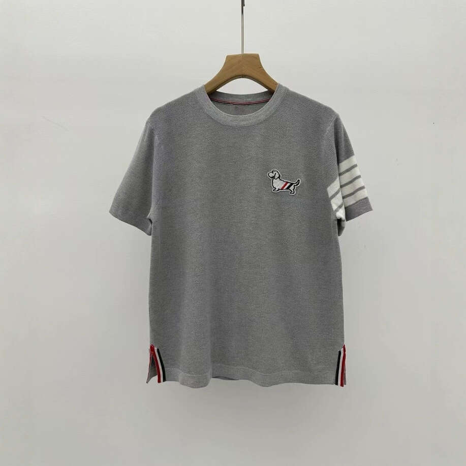 2025 Summer College Style Short-Sleeve Knit T-Shirt With Hem Slit, Dog Embroidery, Four Stripes, And Round Neck