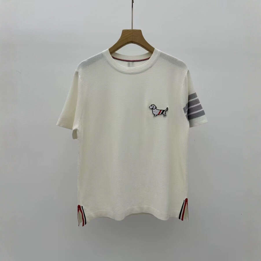 2025 Summer College Style Short-Sleeve Knit T-Shirt With Hem Slit, Dog Embroidery, Four Stripes, And Round Neck
