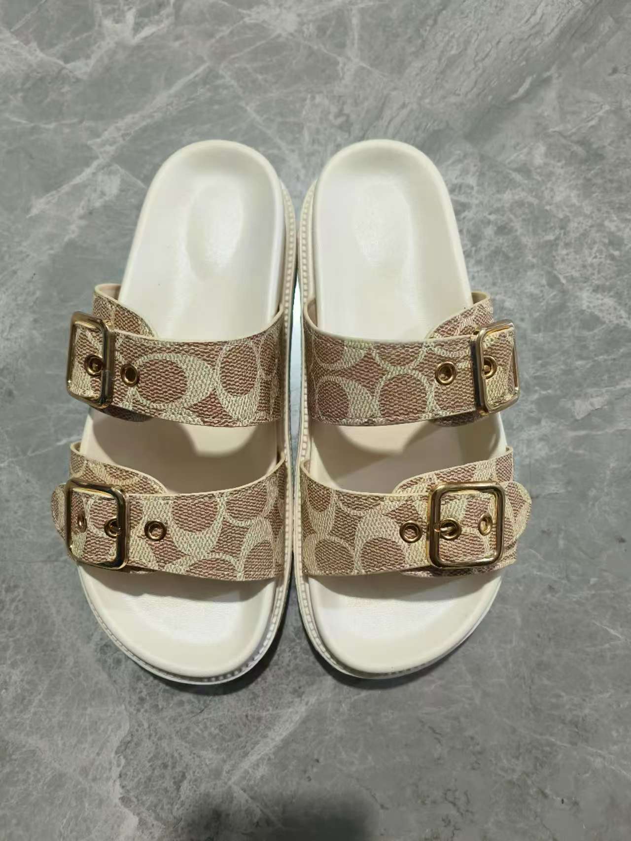 Hot new free shipping designer slippers for womens flat slippers beige brown Fashionable and versatile outdoor leisure beach slippers plus size 36--43