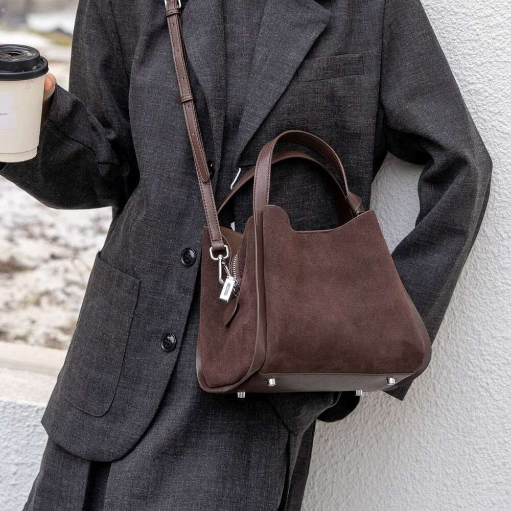 Luxury Shoulder Bags Totes Hobo new leather large capacity tote bag, women's commuting shoulder bag, vegetable basket, women's bag, water bu