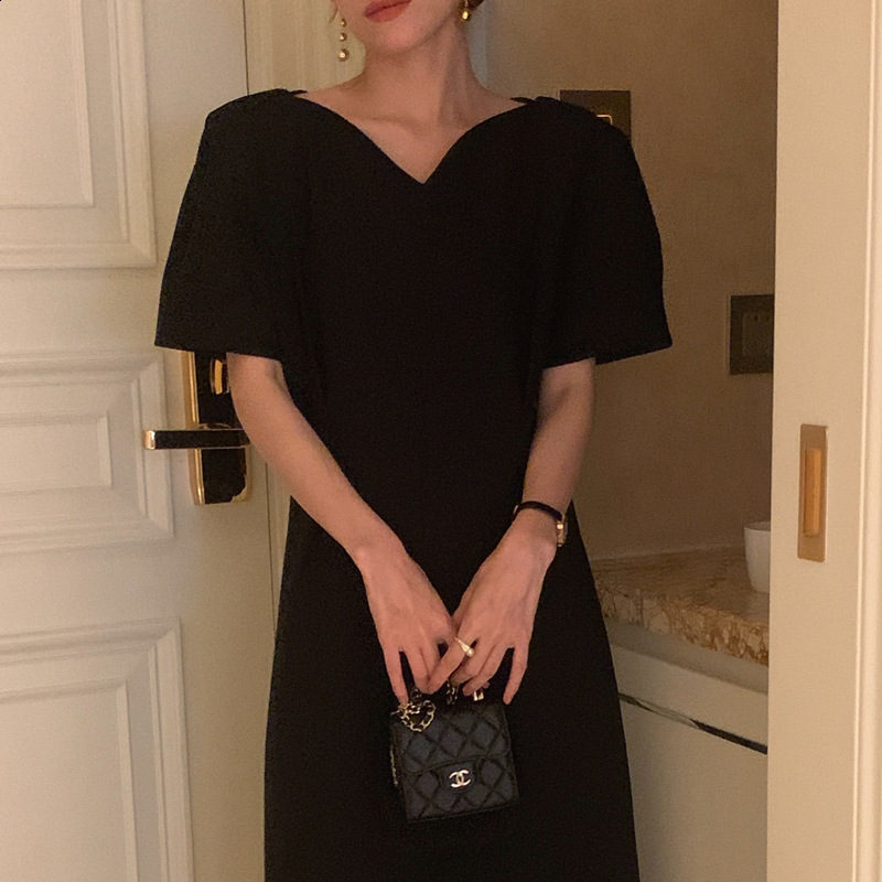 Frenchstyle elegant Vneck slimfit puff sleeve little black dress shortsleeved dress for women 241009