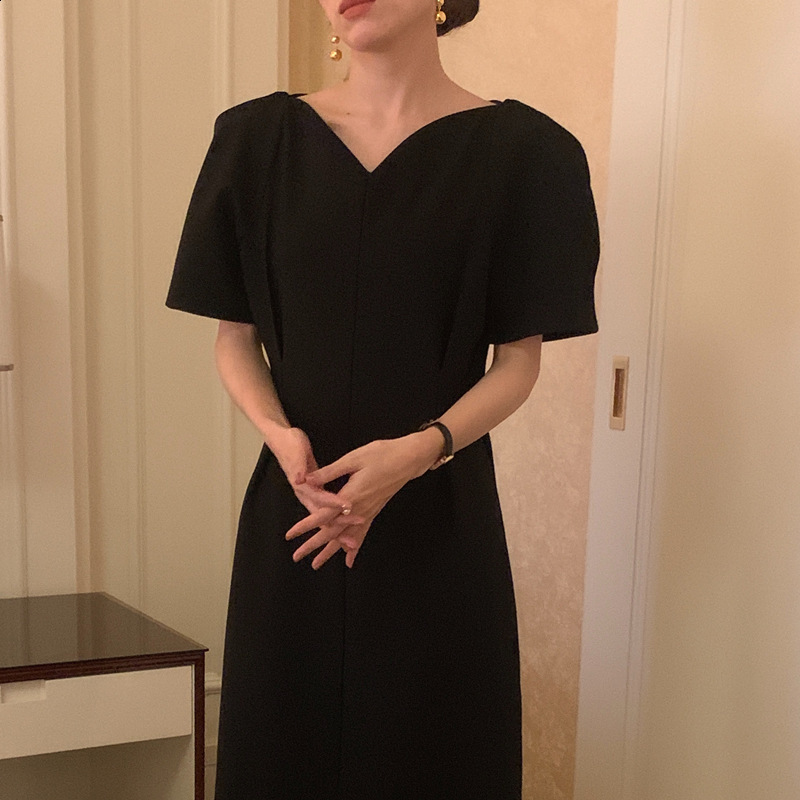 Frenchstyle elegant Vneck slimfit puff sleeve little black dress shortsleeved dress for women 241009