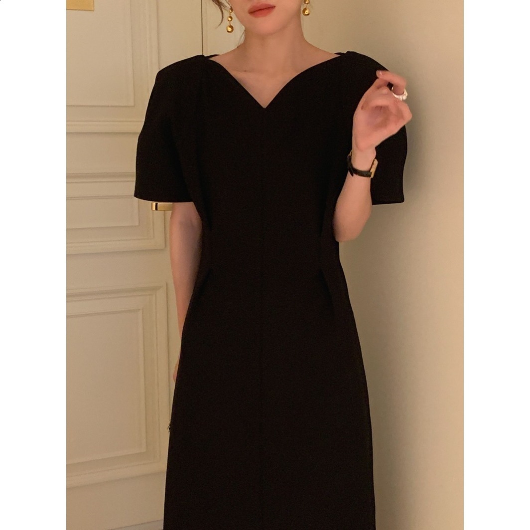 Frenchstyle elegant Vneck slimfit puff sleeve little black dress shortsleeved dress for women 241009