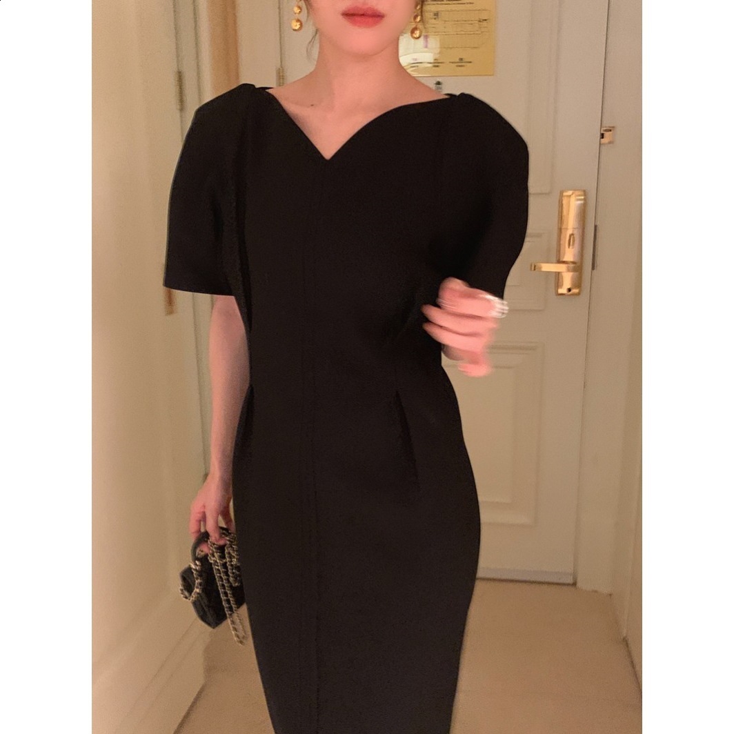Frenchstyle elegant Vneck slimfit puff sleeve little black dress shortsleeved dress for women 241009
