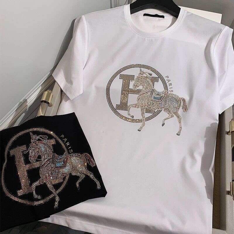 European-Style Pure Cotton Short-Sleeve T-Shirt For Men, Featuring Intricate Craftsmanship With Horse Motif Colorful Rhinestones, Offering A Light Lux