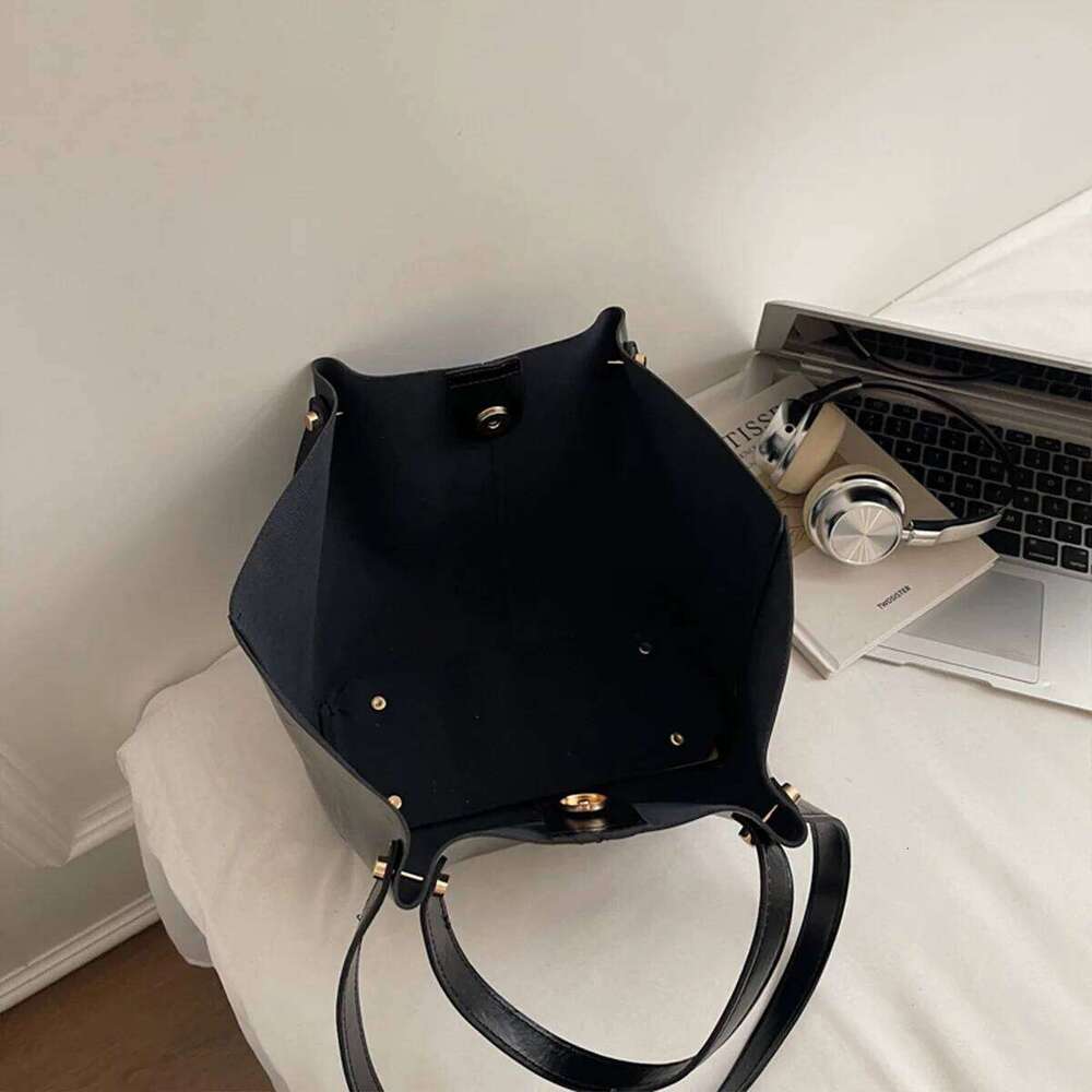 Vintage Tote Bag Leather Texture Precise Stitching Lightweight Large Capacity PU Magnetic Snap Water Resistant for Commute Z260224
