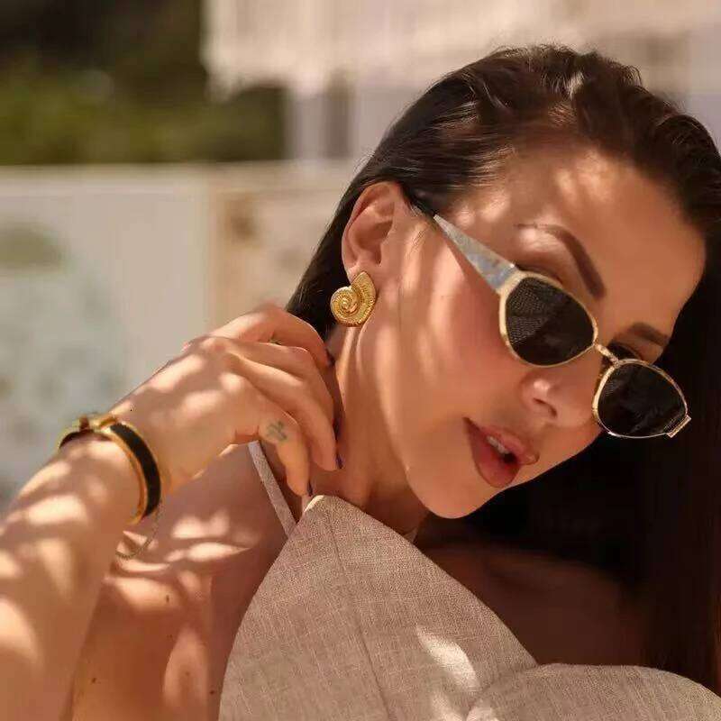 Metal cat-eye sunglasses, fashionable UV-protective, stylish and luxurious sunglasses INS style. 26W0224