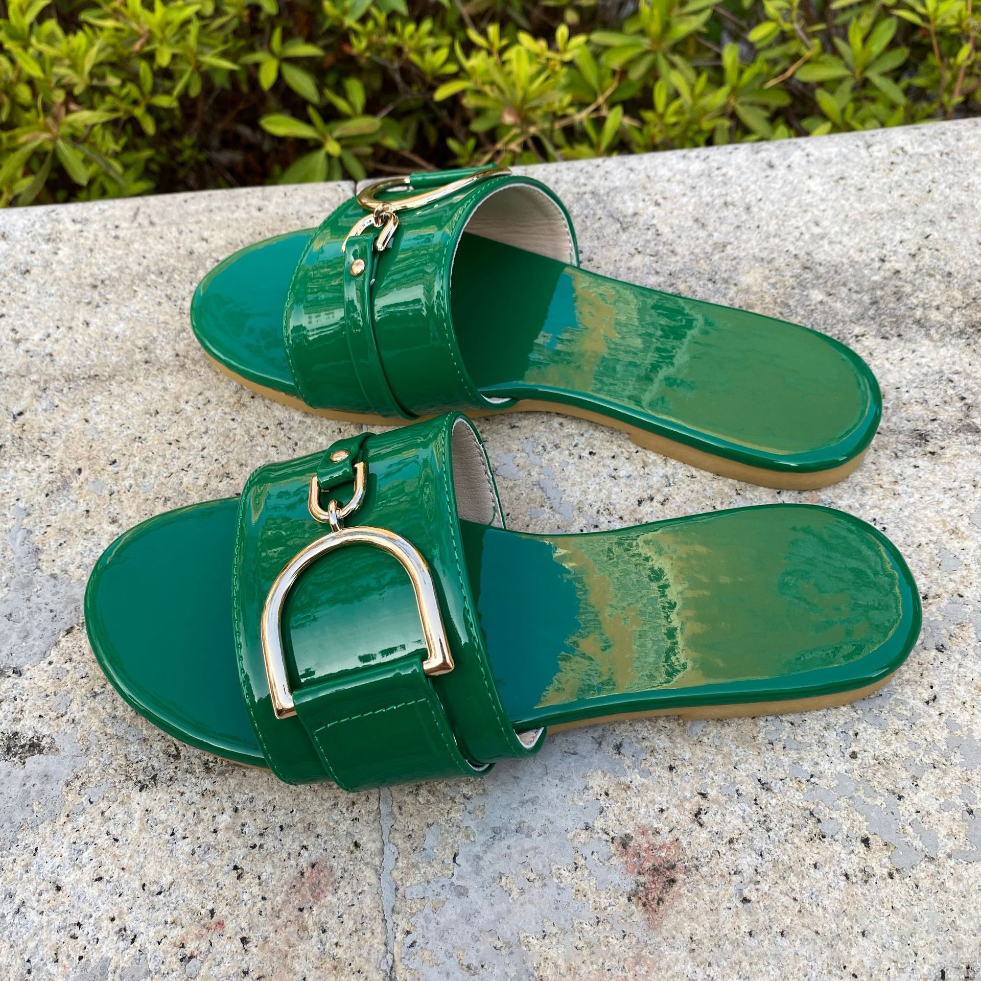 Free shipping 2026 new outdoor home designer sandals for women fashionable and versatile solid color flat slippers beach shoes