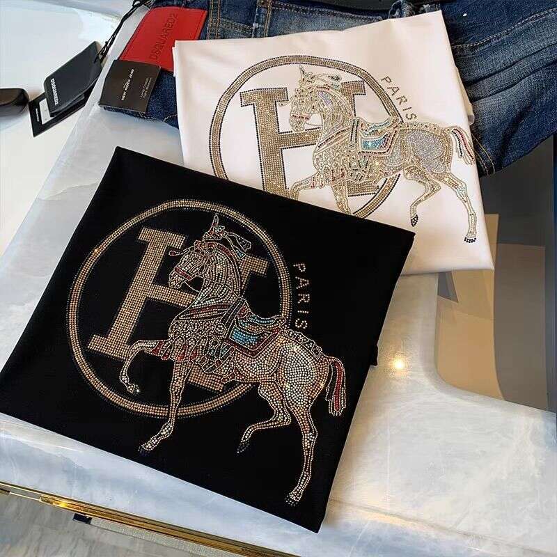 European-Style Pure Cotton Short-Sleeve T-Shirt For Men, Featuring Intricate Craftsmanship With Horse Motif Colorful Rhinestones, Offering A Light Lux